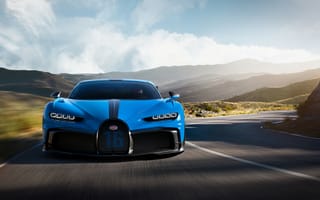 Обои Синий автомобиль Bugatti Chiron Pur Sport 2020 года на трассе в горах
