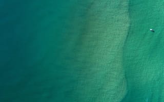 Картинка Вид сверху на спокойную голубую гладь океана