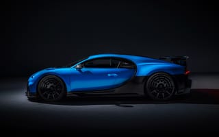 Картинка Быстрый автомобиль Bugatti Chiron Pur Sport 2020 года на сером фоне