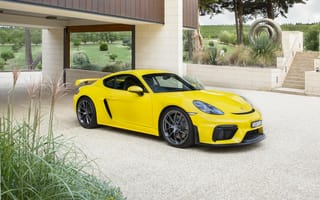 Картинка Желтый автомобиль Porsche 718 Cayman GT4, 2020 года у дома