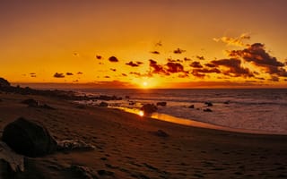 Картинка Красивый яркий закат солнца в небе над морем