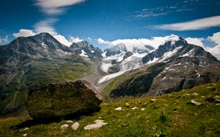 Картинка Высокие заснеженные швейцарские горы под голубым небом