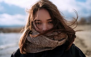 Картинка Девушка с теплым вязаным шарфом на лице