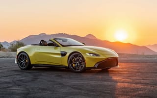 Картинка Желтый автомобиль Aston Martin Vantage Roadster, 2021 года на закате
