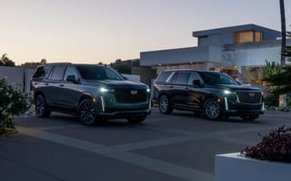 Картинка Два дорогих автомобиля Cadillac Escalade, 2021 года у дома