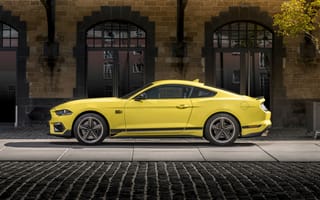 Картинка Желтый автомобиль Ford Mustang Mach 1 2021 года вид сбоку