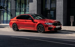 Обои Красный автомобиль BMW M5 Competition 2020 года у дома