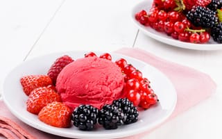Картинка Шарик фруктового мороженого с ягодами на белой тарелке