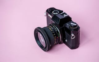 Картинка Старый фотоаппарат на розовом фоне