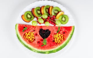 Картинка Кусок арбуза на тарелке с киви и ягодами