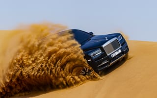 Картинка Черный Rolls-Royce Cullinan дрифтует по песку