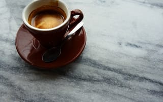Картинка Коричневая чашка горячего кофе на столе