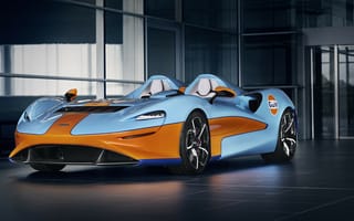 Картинка Спортивный автомобиль McLaren Elva Gulf Theme By MSO 2021 года у здания