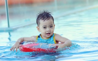 Картинка Маленький ребенок со спасательным кругом в бассейне