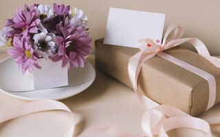 Картинка Букет хризантем на столе с подарком для любимой