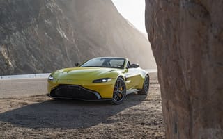 Картинка Желтый автомобиль Aston Martin Vantage Roadster, 2021 года в горах