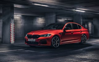 Картинка Красный автомобиль BMW M5 Competition 2020 на подземной парковке