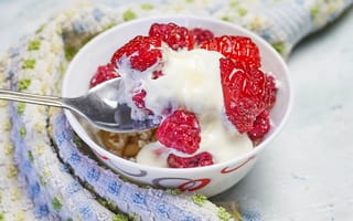 Картинка Завтрак с йогуртом и малиной в миске с ложкой