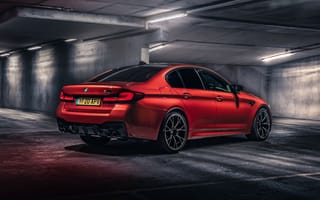 Картинка Красный автомобиль BMW M5 Competition 2020 года в тоннеле