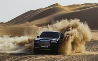 Картинка Черный автомобиль Rolls-Royce Cullinan в пустыне
