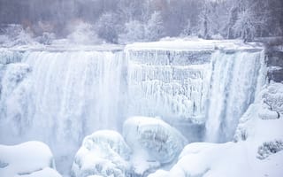 Картинка Замерзший водопад стекает по камням зимой