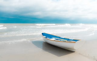 Картинка Лодка стоит на белом песке у моря