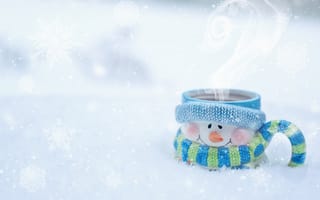 Картинка Кружка снеговик с горячим кофе на снегу