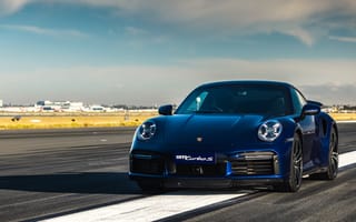 Картинка Синий автобус Porsche 911 Turbo S 2020 года на трассе