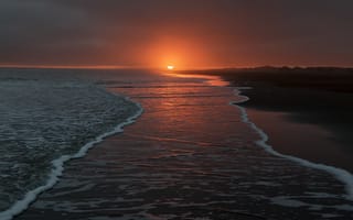 Картинка Тихие волны на берегу моря на закате