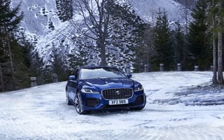Картинка Синий автомобиль Jaguar XF зимой на фоне горы