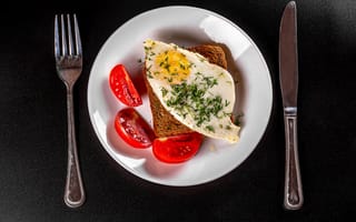 Картинка Бутерброд с яичницей на тарелке с помидорами