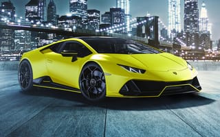 Картинка Желтый автомобиль Lamborghini Huracán EVO 2021 года на фоне города