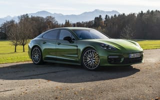 Картинка Зеленый автомобиль Porsche Panamera 4S 2021 года