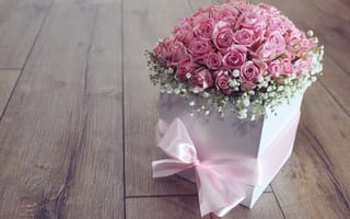 Картинка Подарочная коробка с букетом розовых роз и бантом