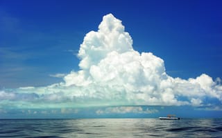 Картинка Красивое большое белое облако над морем