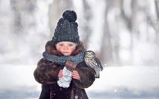 Картинка Маленькая девочка с шоколадкой в руках на улице зимой