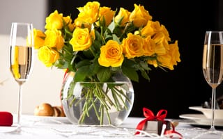 Картинка Большой букет желтых роз в вазе на столе с фужерами
