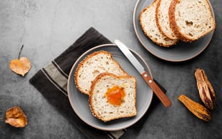 Картинка Куски хлеба с джемом на сером столе