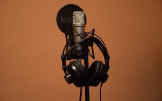Картинка Конденсаторный микрофон с наушниками на коричневом фоне