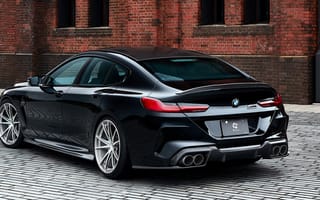 Картинка Стильный черный автомобиль BMW M8, 2020 года вид сзади