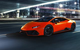 Картинка Оранжевый автомобиль Lamborghini Huracán EVO 2021 года на фоне города