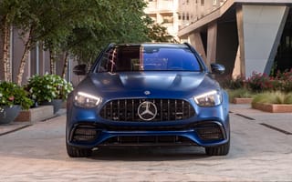 Картинка Синий автомобиль Mercedes-AMG E 63 S 4MATIC+, 2021 года вид спереди