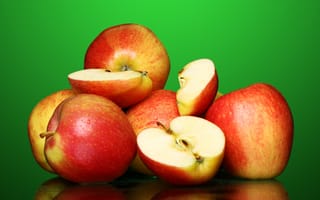 Картинка Спелые вкусные красные яблоки на зеленом фоне