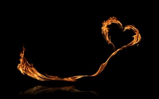 Картинка Яркое огненное сердце с длинным хвостом на черном фоне