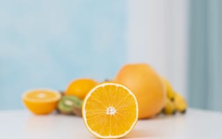 Картинка Оранжевые апельсины с киви на столе