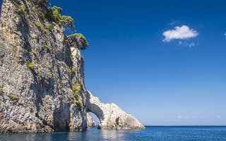 Картинка Каменный утес с аркой в море, остров Закинтос. Греция
