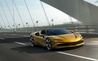 Картинка Быстрый автомобиль Ferrari SF90 Spider 2021 года на мосту