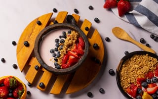 Картинка Десерт с йогуртом и ягодами клубники и черники