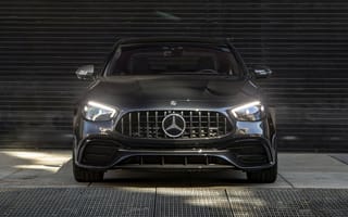 Картинка Автомобиль Mercedes-AMG E 63 S 4MATIC+, 2021 года с включенными фарами вид спереди