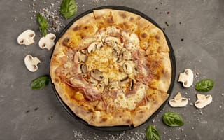 Обои Румяная пицца с беконом и грибами
